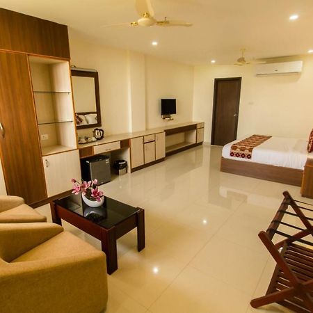 Miracle Residency Hotel Kizhake Chalakudi ภายนอก รูปภาพ