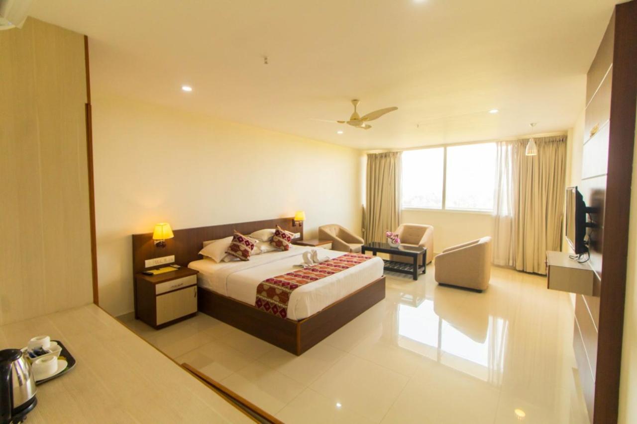 Miracle Residency Hotel Kizhake Chalakudi ภายนอก รูปภาพ