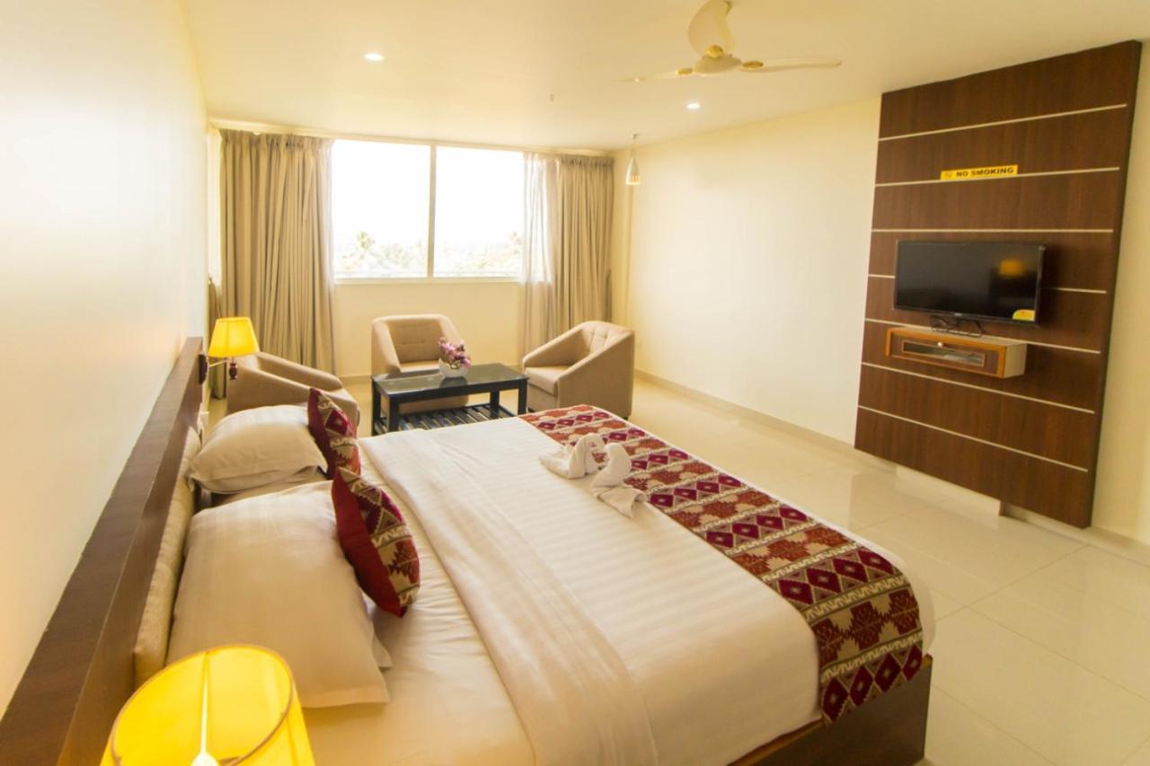 Miracle Residency Hotel Kizhake Chalakudi ภายนอก รูปภาพ