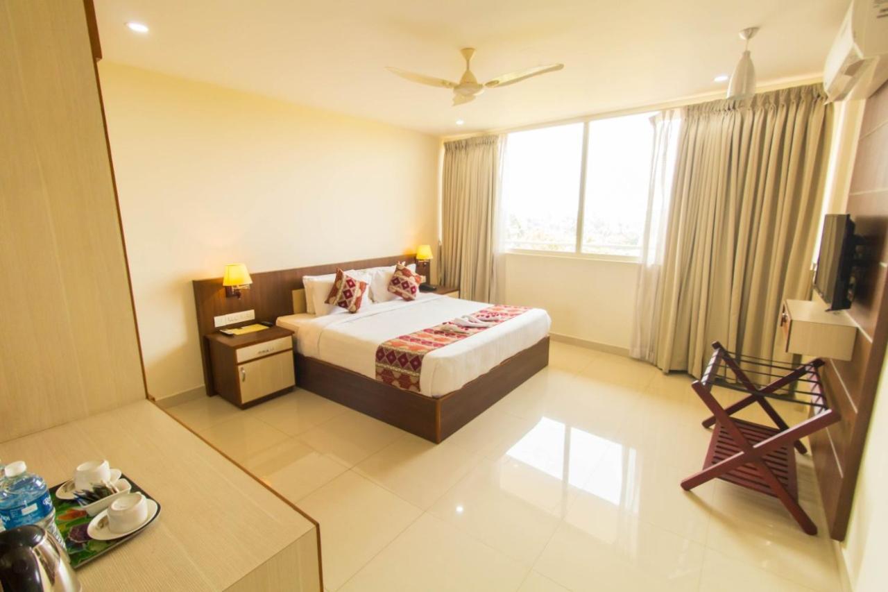 Miracle Residency Hotel Kizhake Chalakudi ภายนอก รูปภาพ