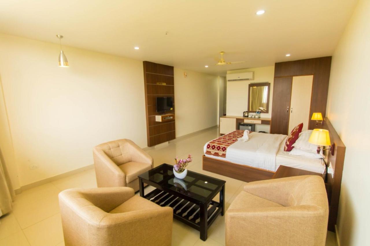Miracle Residency Hotel Kizhake Chalakudi ภายนอก รูปภาพ