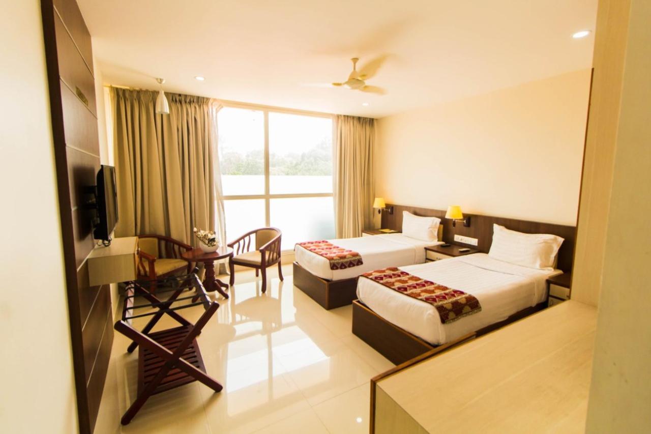 Miracle Residency Hotel Kizhake Chalakudi ภายนอก รูปภาพ
