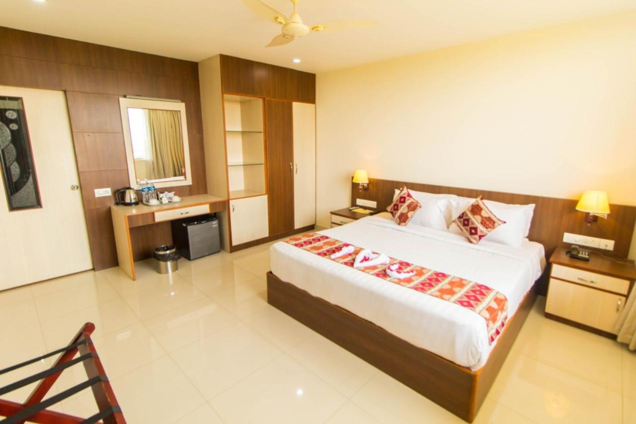 Miracle Residency Hotel Kizhake Chalakudi ภายนอก รูปภาพ